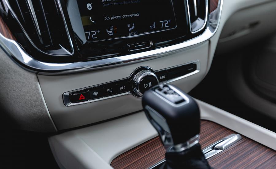 Детали интерьера Volvo V60 T6 Inscription 2018 года  (NA) (фото 11 из 27)